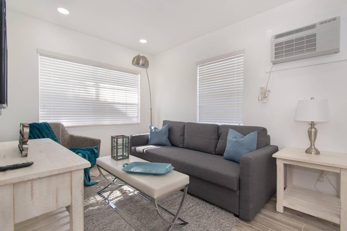 Trendy 1br W Parking Space & Walk To The #8 Apartment *