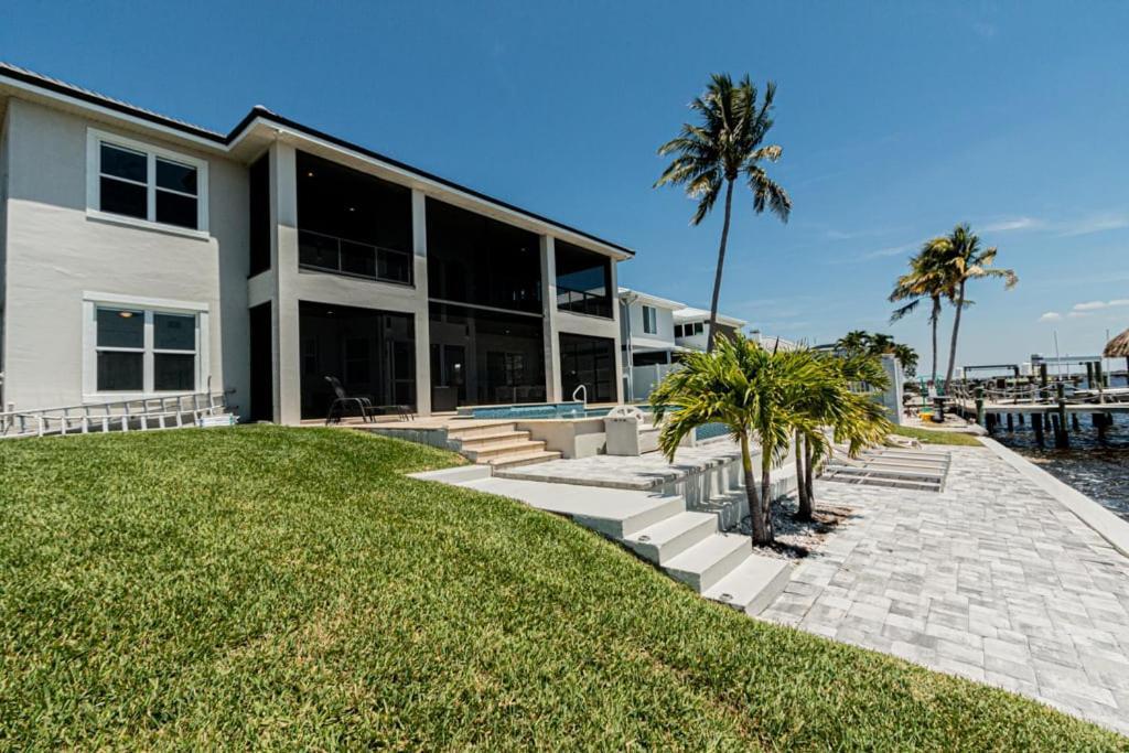 Breathtaking 6bd Riverfront Mansion W Pool * Cape Coral