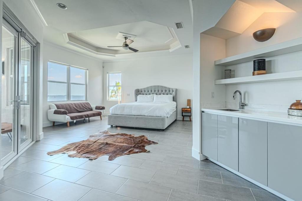 Breathtaking 6bd Riverfront Mansion W Pool * Cape Coral