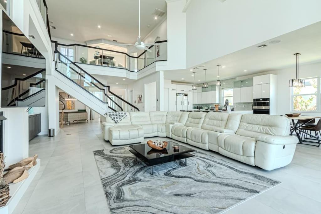 Holiday home Breathtaking 6bd Riverfront Mansion W Pool