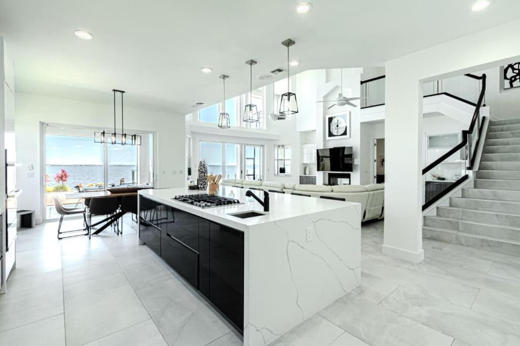 Breathtaking 6bd Riverfront Mansion W Pool Holiday home *