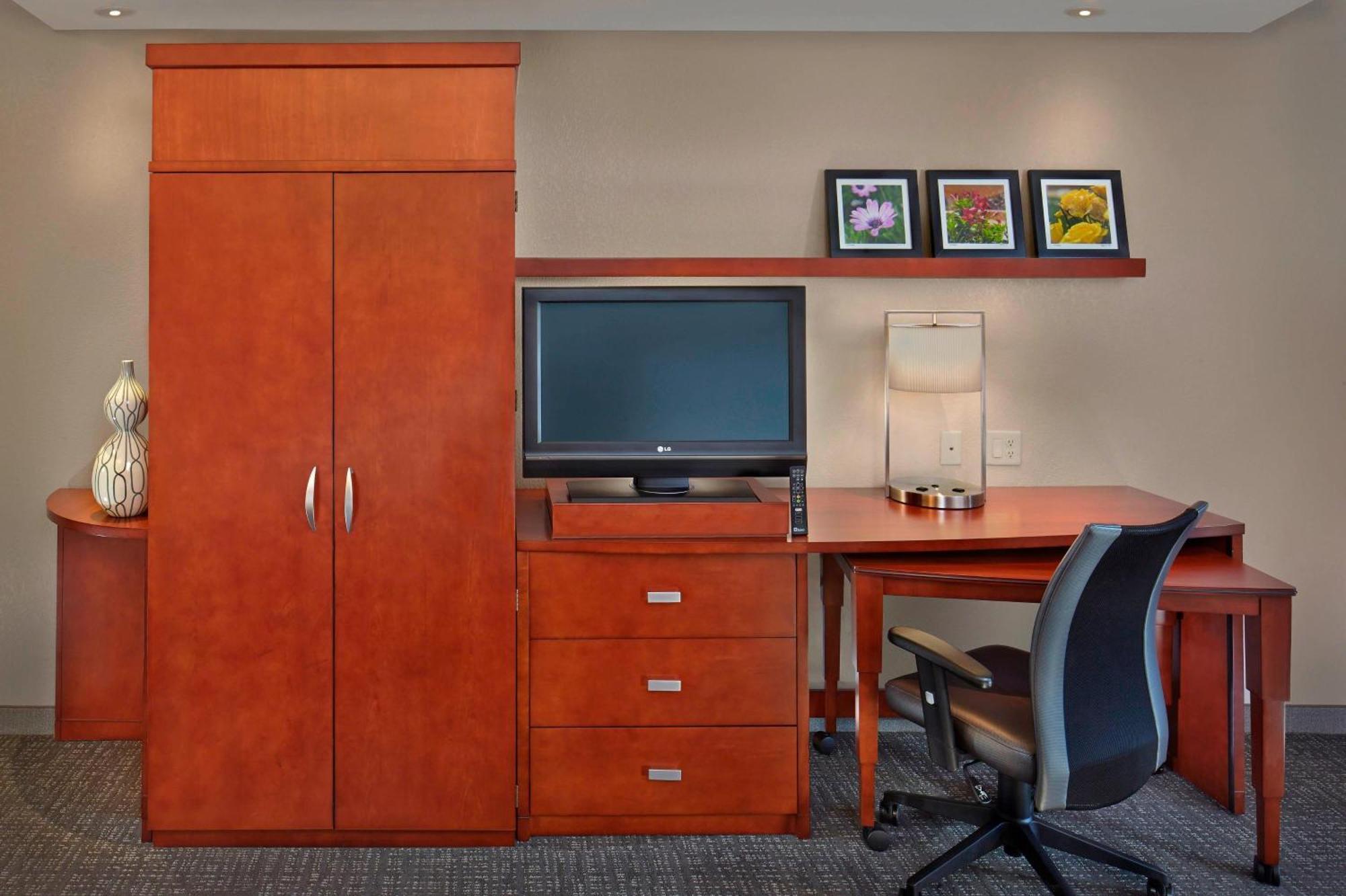 Courtyard By Marriott Hotel