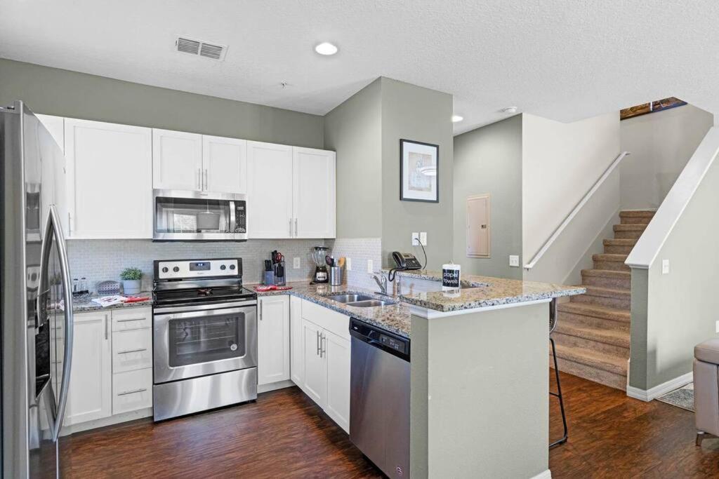 World Charm 4br And 3ba!