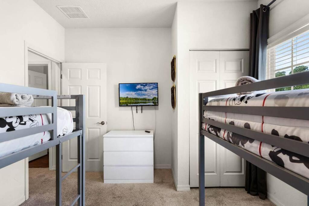 World Charm 4br And 3ba! *