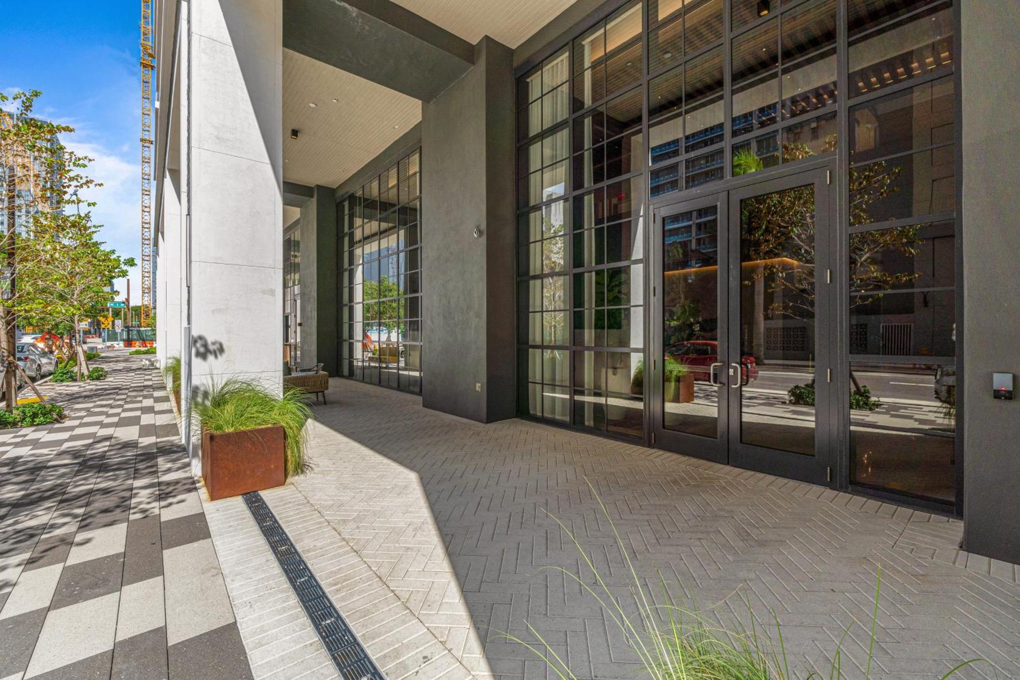 Free Parking! Luxury In Downtown Apartment