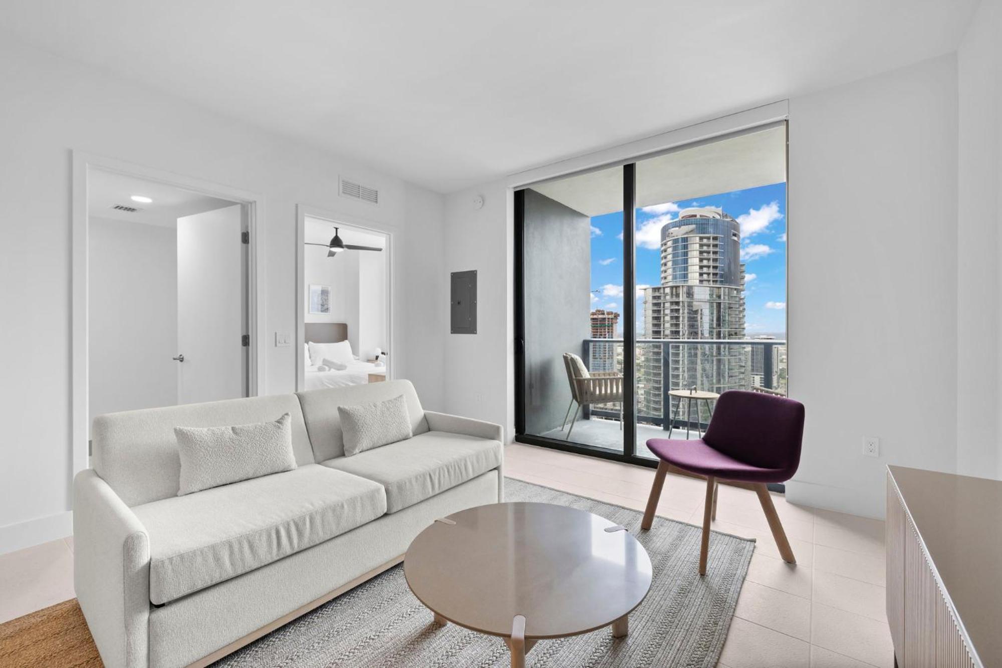 Free Parking! Luxury In Downtown Apartment *