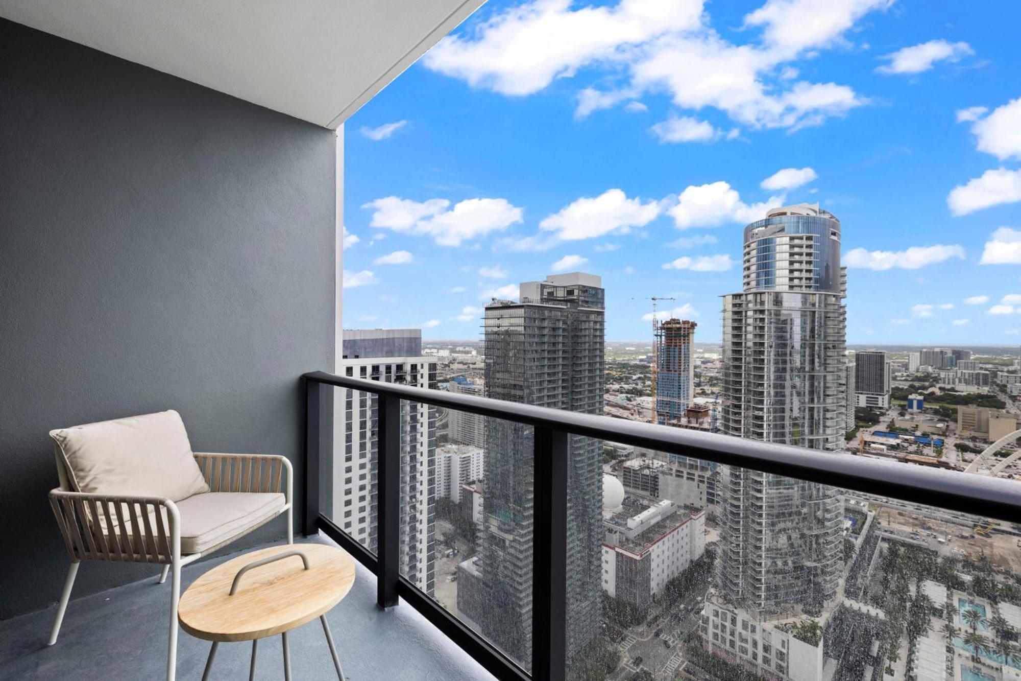 Apartment Free Parking! Luxury In Downtown