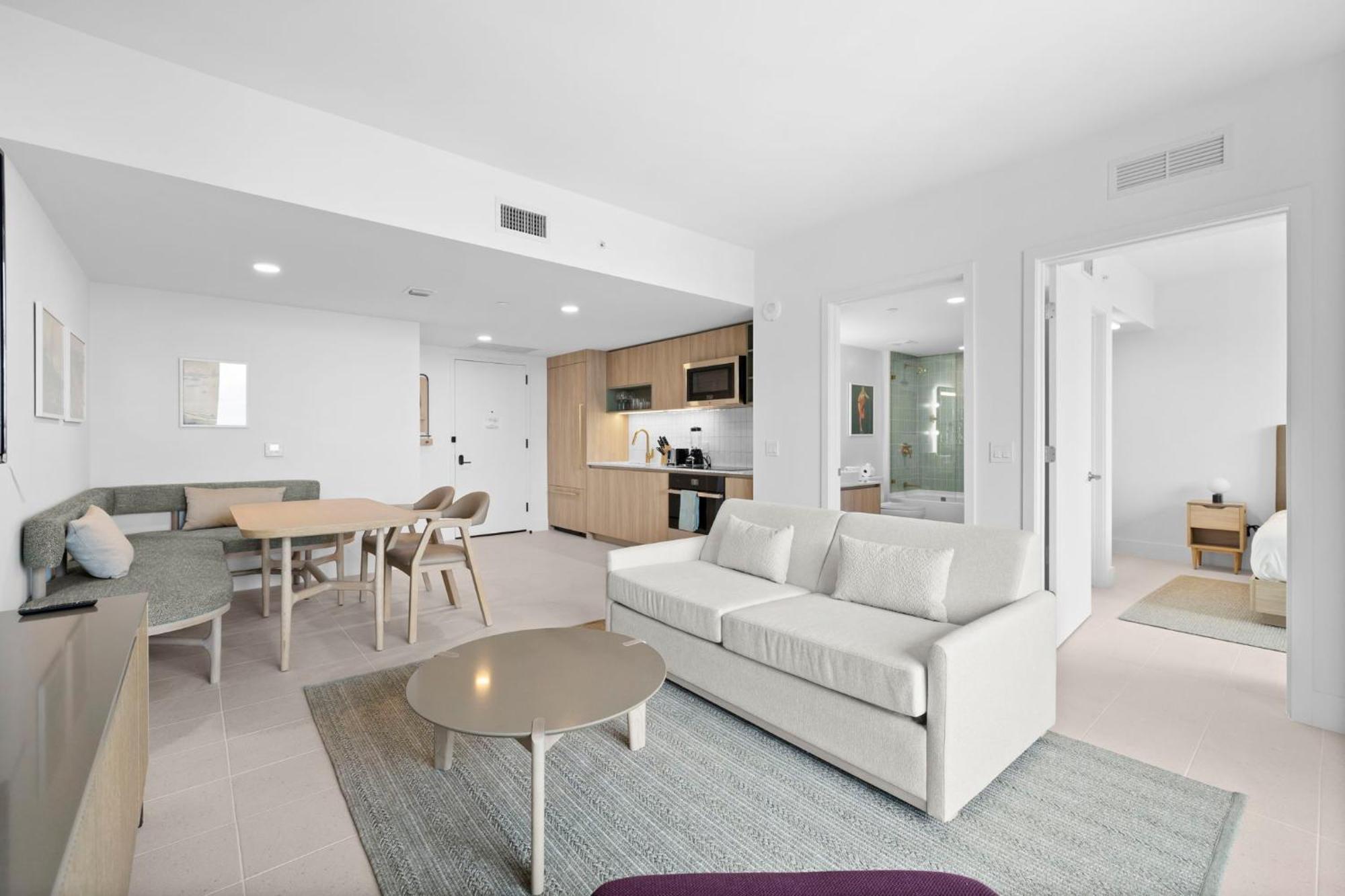 Free Parking! Luxury In Downtown Apartment *