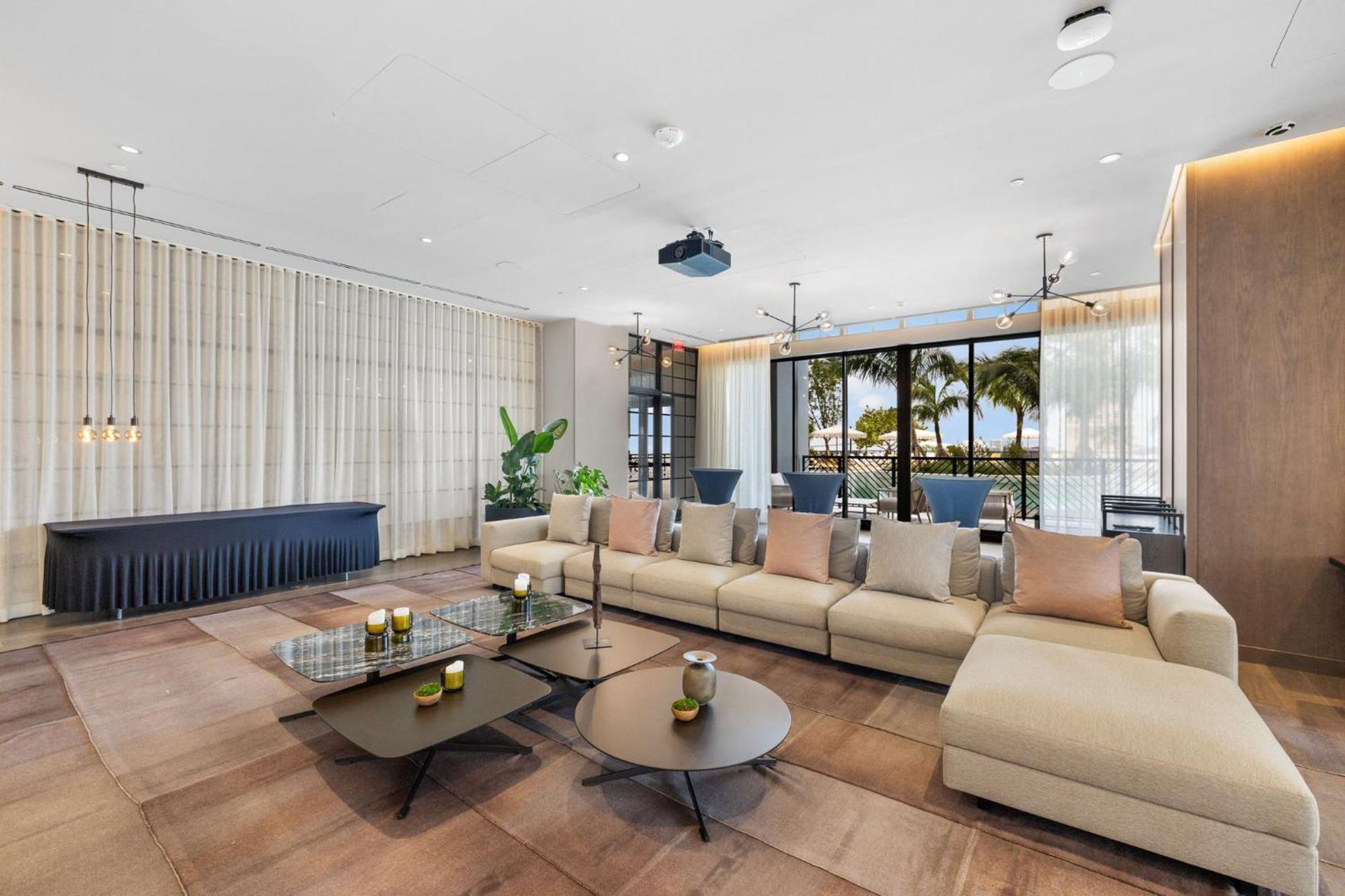 Free Parking! Luxury In Downtown Miami