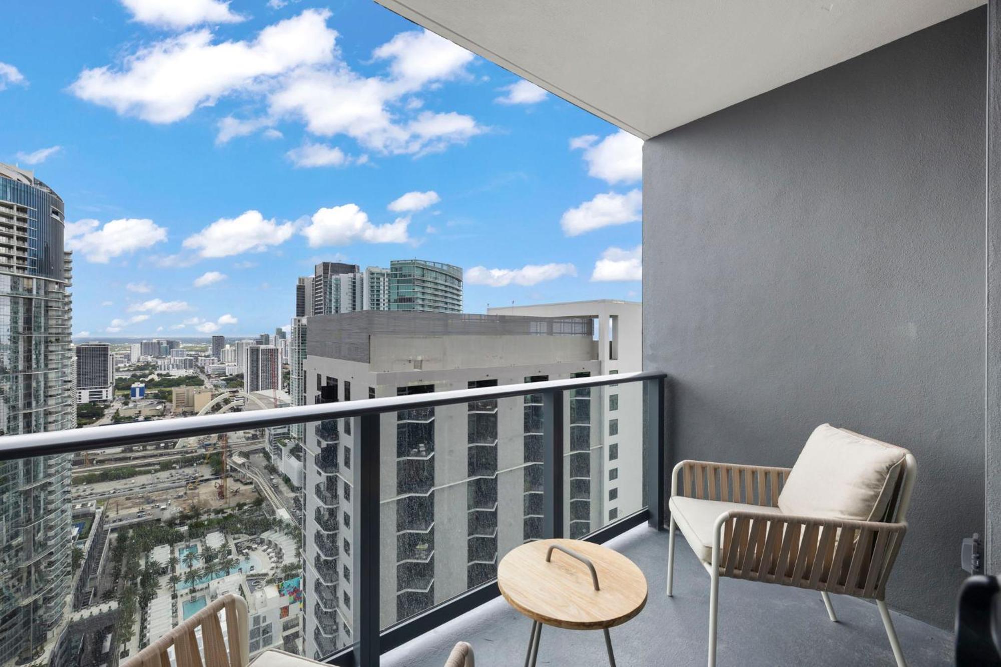 Free Parking! Luxury In Downtown Apartment