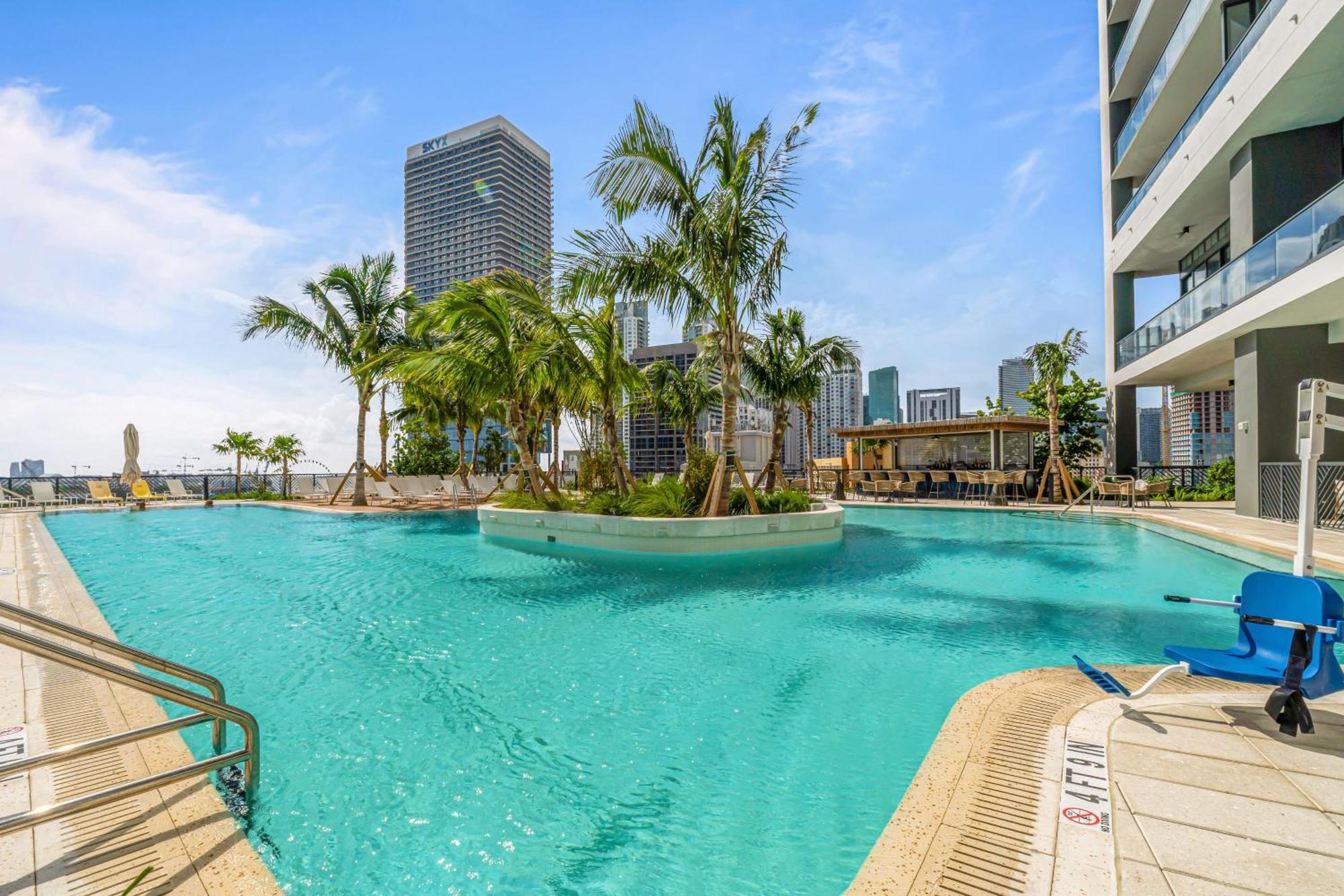 Free Parking! Luxury In Downtown