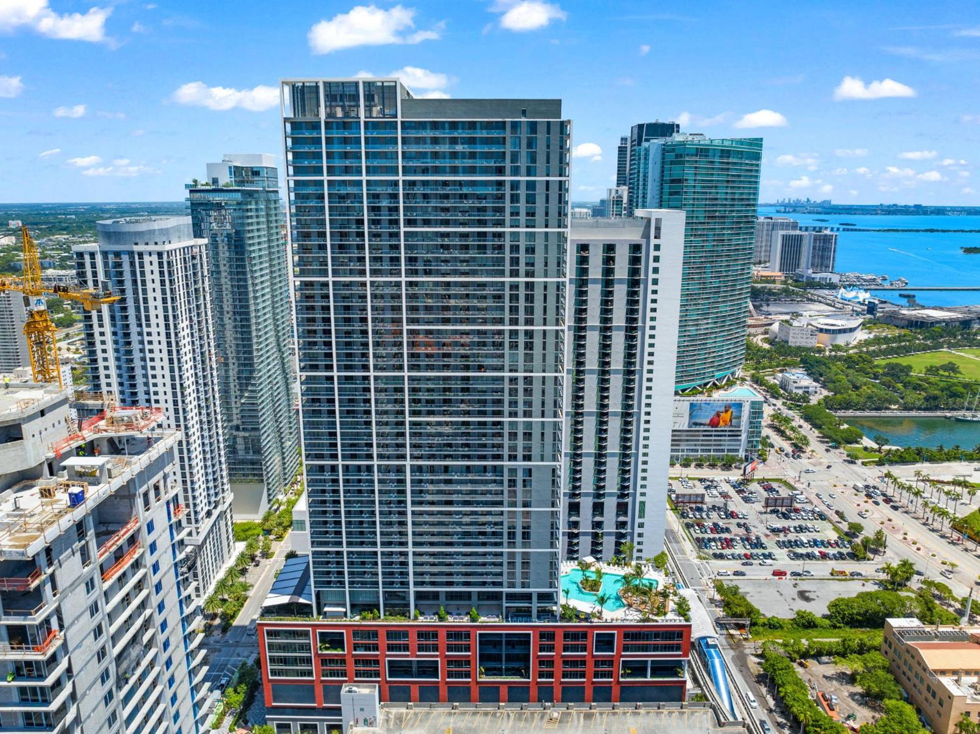Free Parking! Luxury In Downtown Apartment *