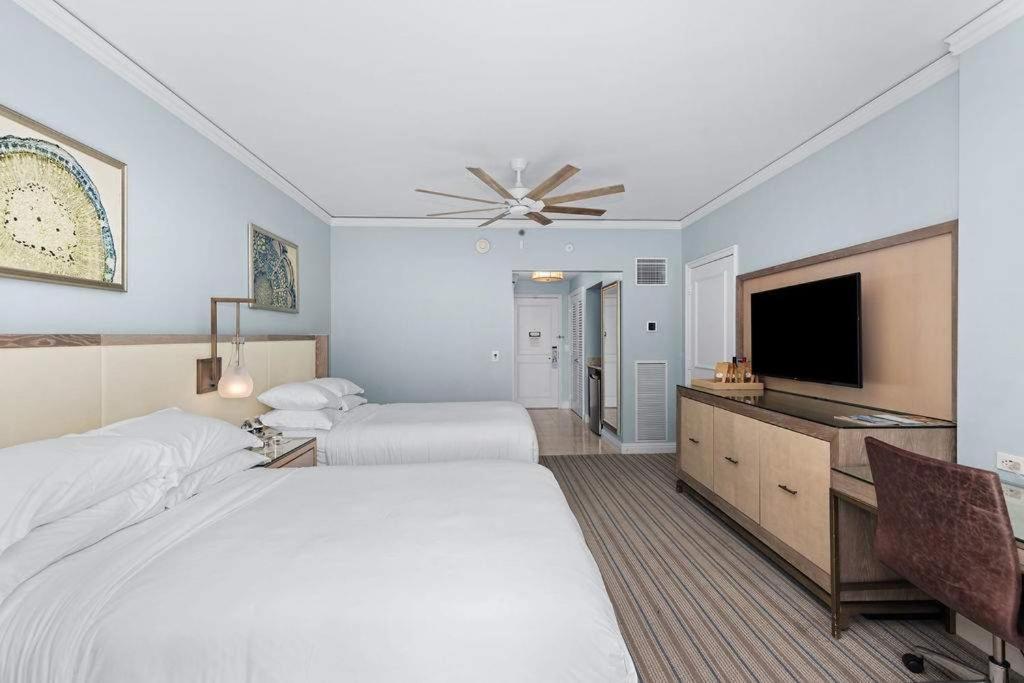 Stunning Sited The Ritz Carlton Apartment *