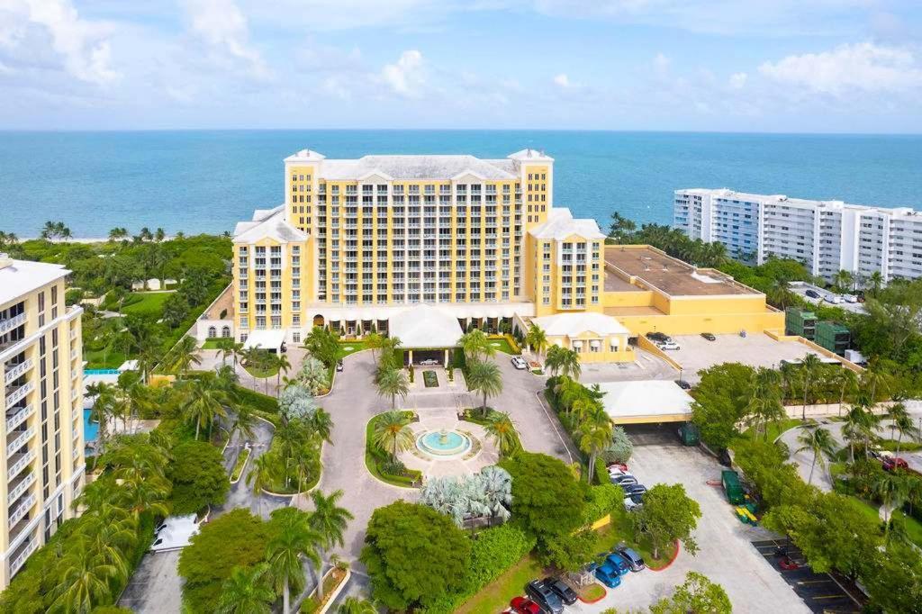 Stunning Sited The Ritz Carlton Apartment *