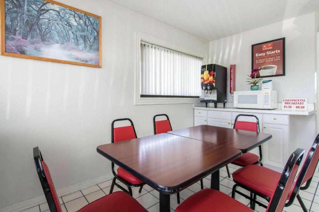 Hotel Econo Crestview