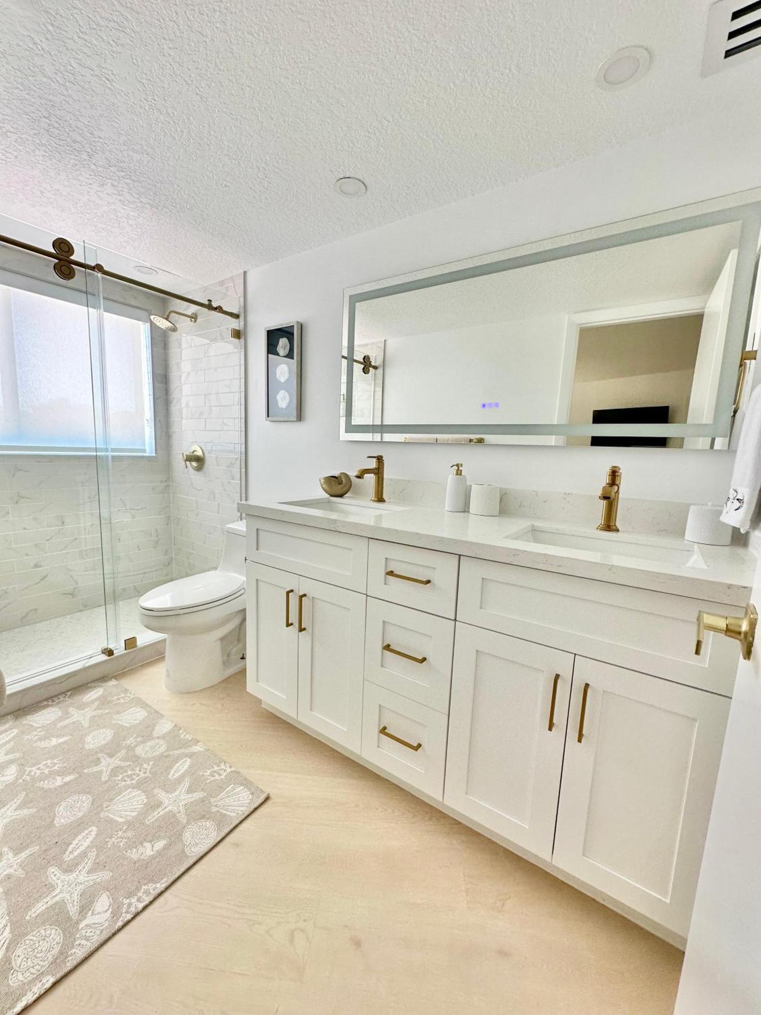 Coastal Chic Getaway Modern 2 Bed 2 Bath In Key Largo, Marina Pool Pickleball *
