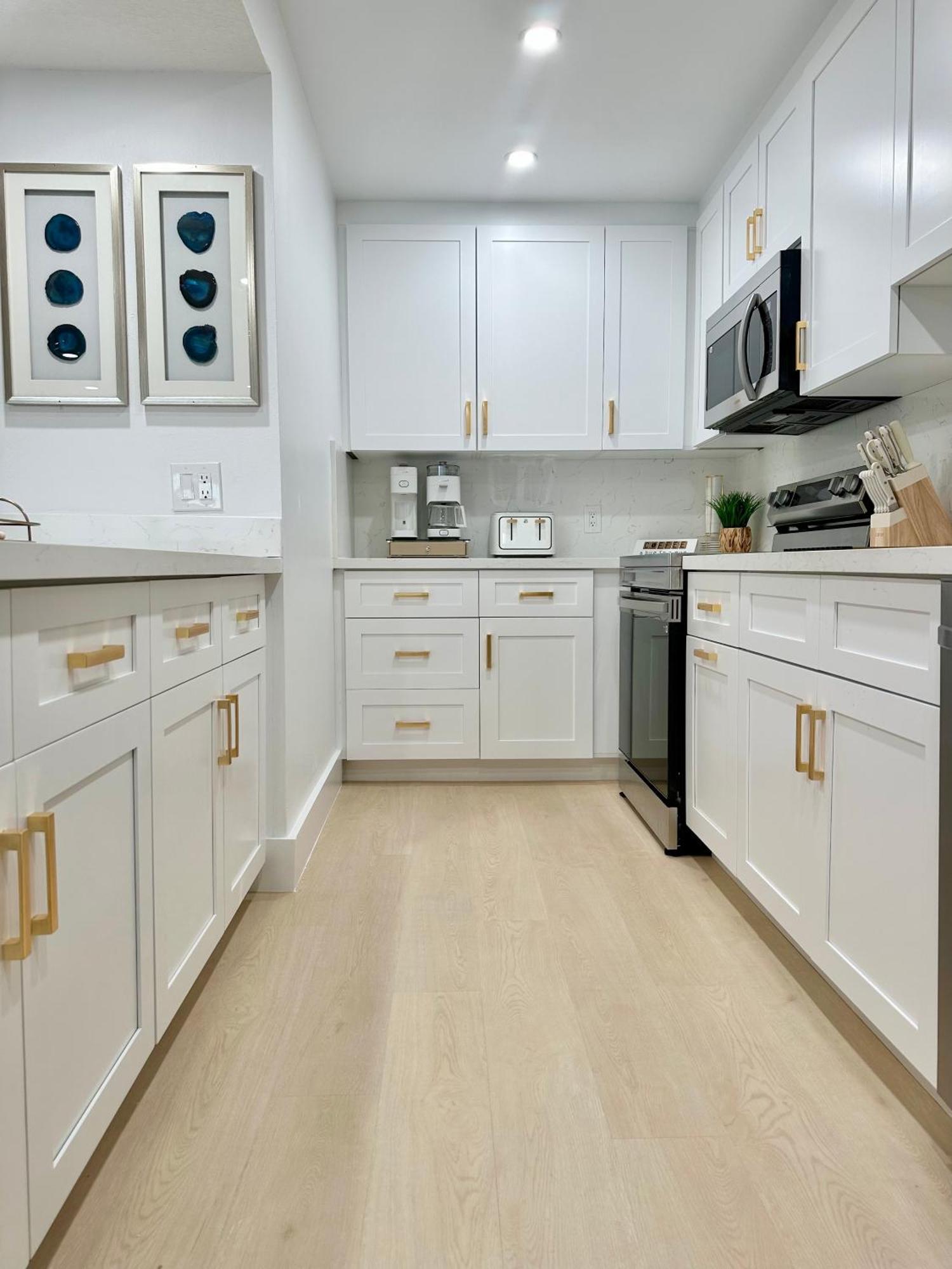 Coastal Chic Getaway Modern 2 Bed 2 Bath In Key Largo, Marina Pool Pickleball Apartment *