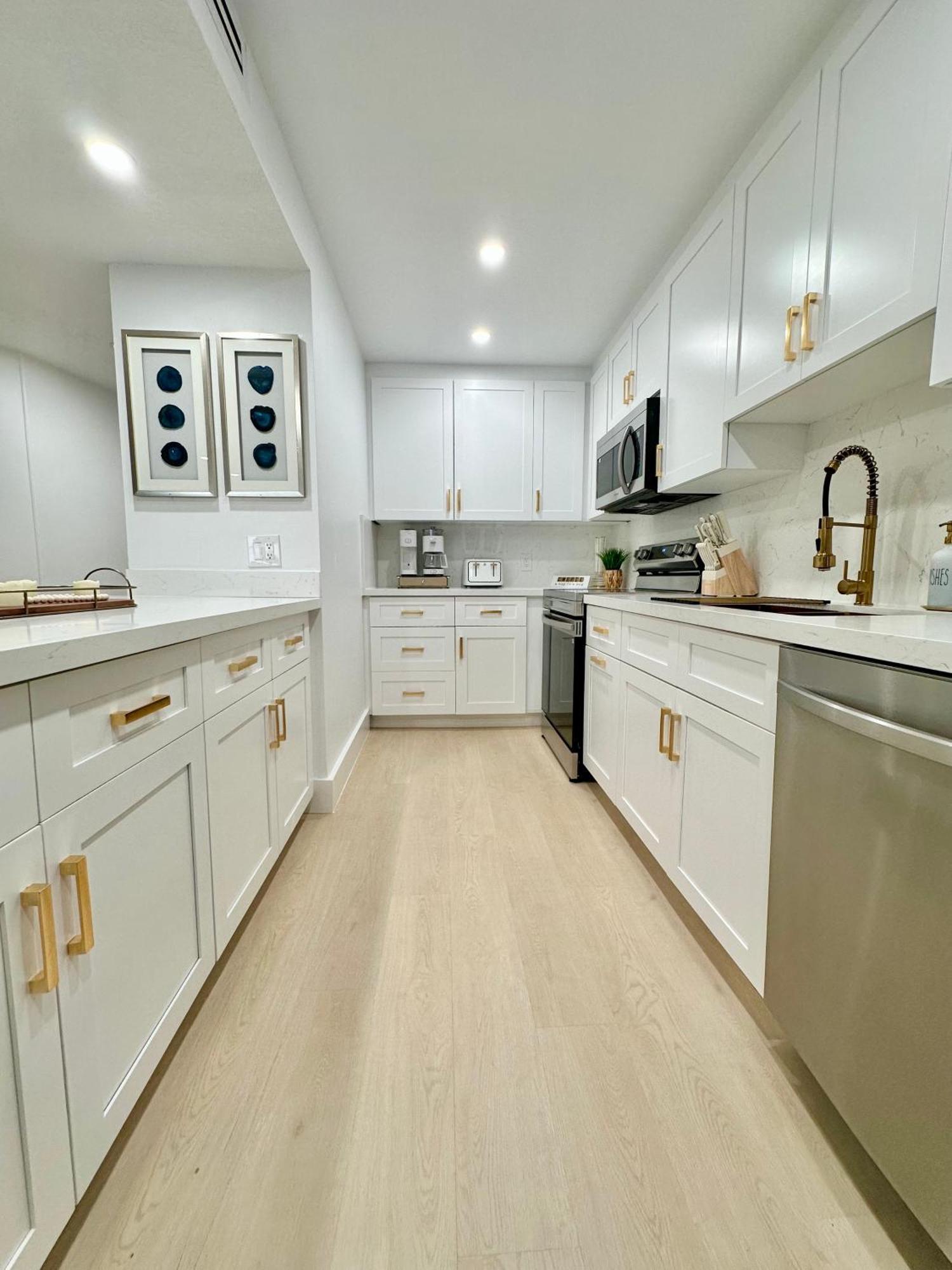 Coastal Chic Getaway Modern 2 Bed 2 Bath In Key Largo, Marina Pool Pickleball Apartment *
