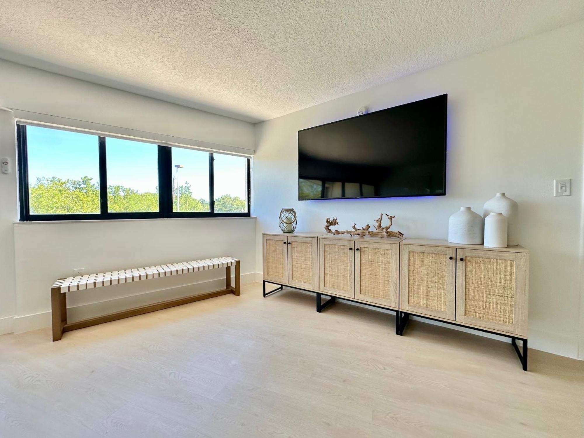 Coastal Chic Getaway Modern 2 Bed 2 Bath In Key Largo, Marina Pool Pickleball Key Largo