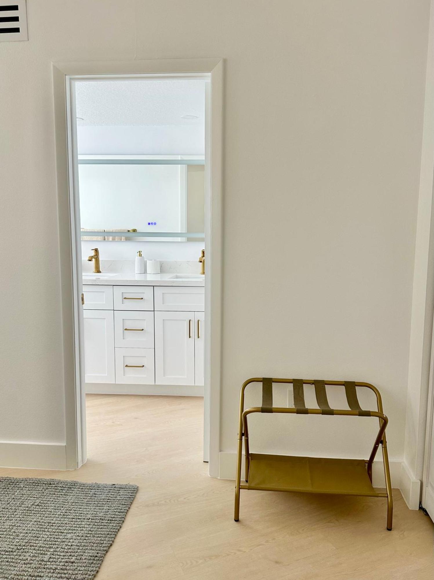 Coastal Chic Getaway Modern 2 Bed 2 Bath In Key Largo, Marina Pool Pickleball Apartment