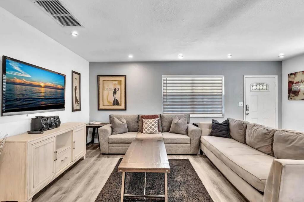 Cozy 3 - 2, Heated Pool & Jacuzzi, 10 Min And Olas * Fort Lauderdale
