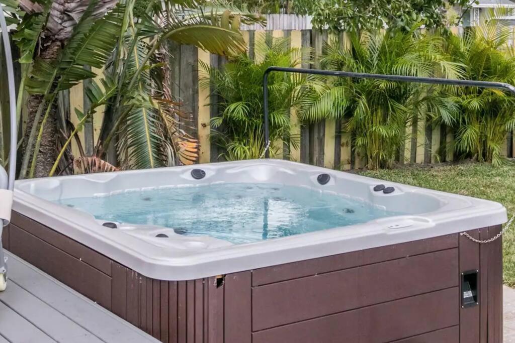 Cozy 3 - 2, Heated Pool & Jacuzzi, 10 Min And Olas Holiday home Fort Lauderdale
