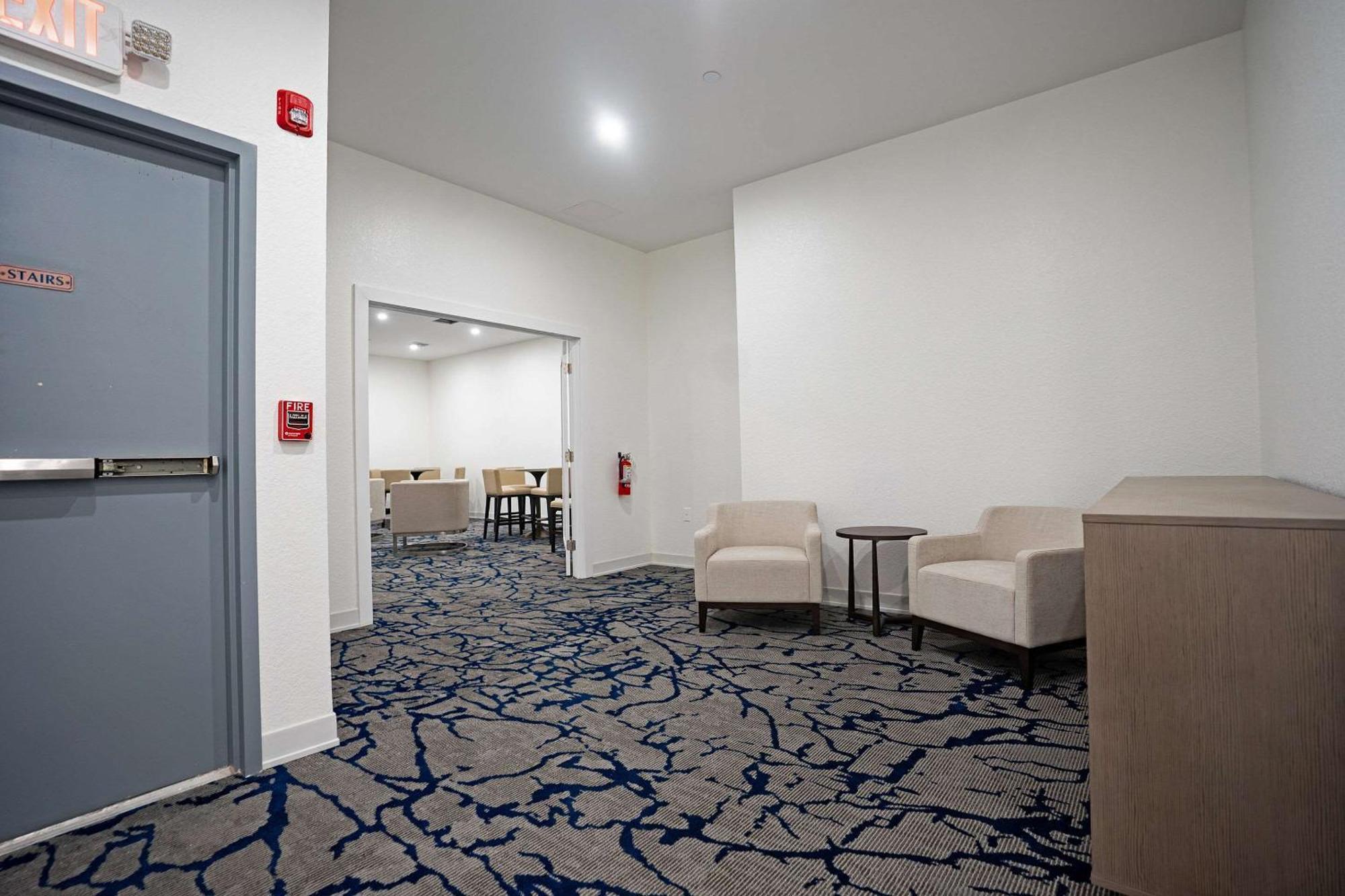 Daskk Near Universal Blvd, Ascend Collection Hotel