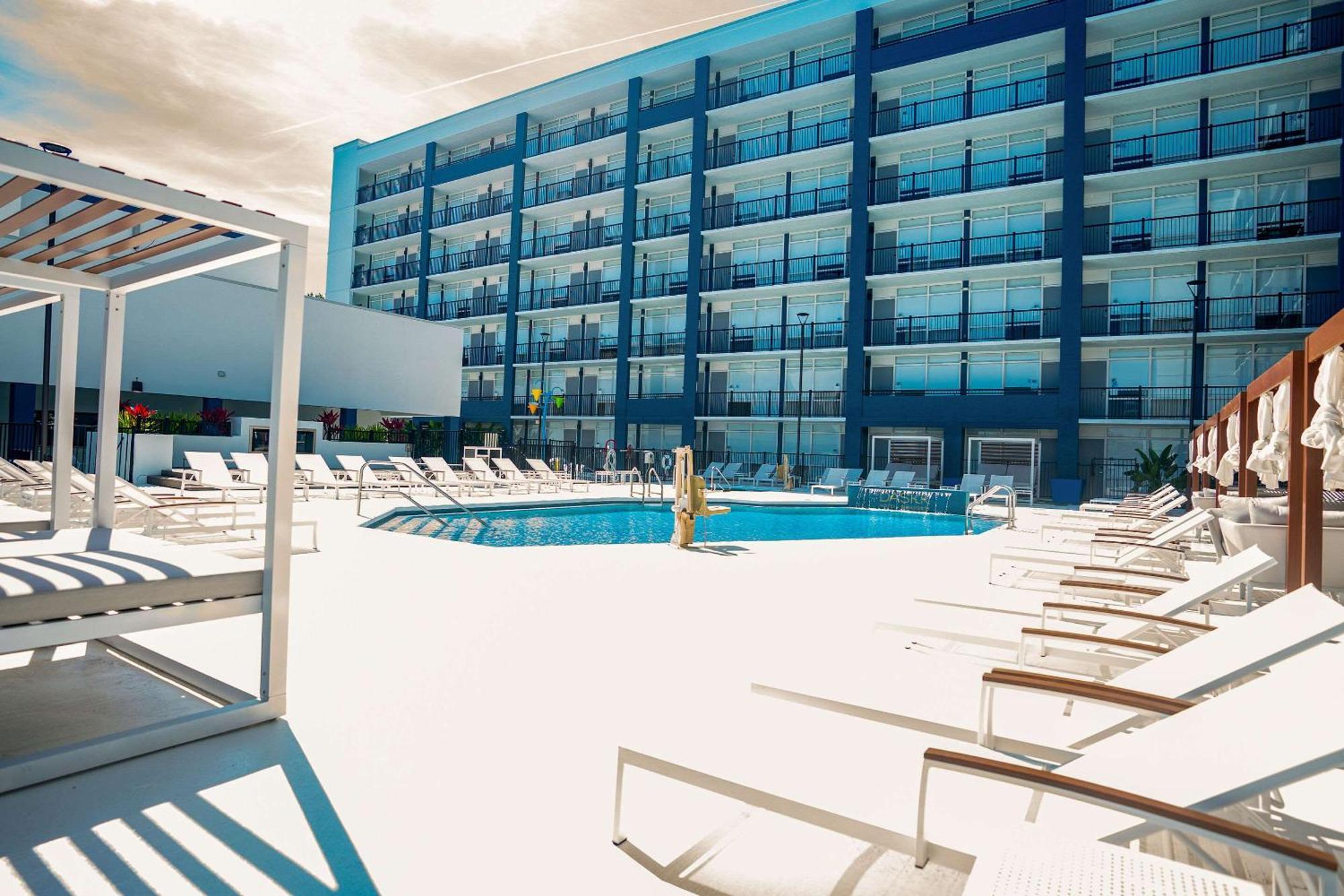 Daskk Near Universal Blvd, Ascend Collection Hotel