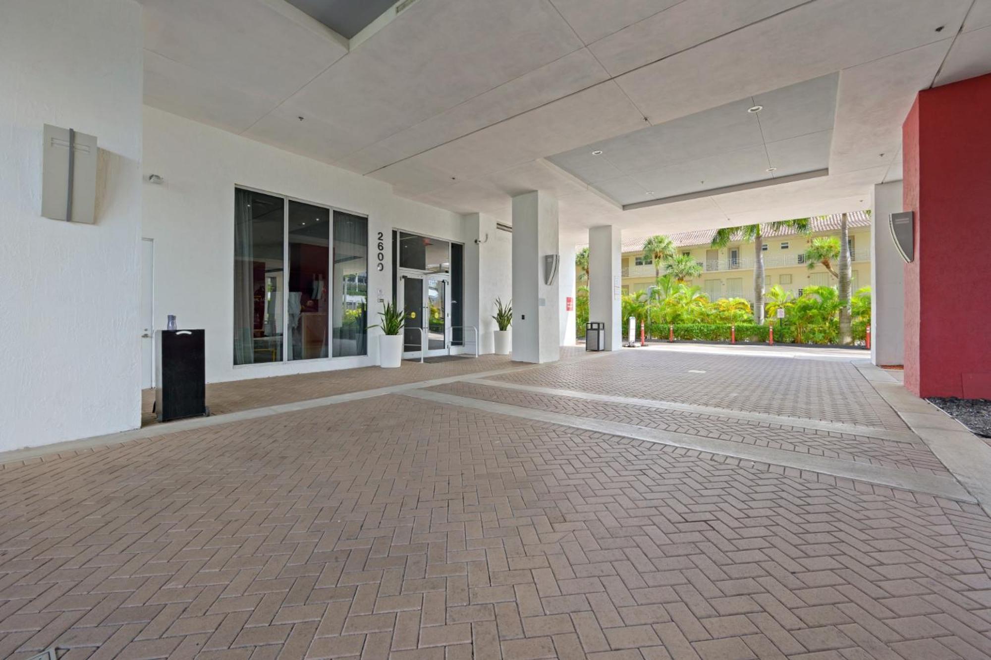 Hallandale Sky Water View Apartment