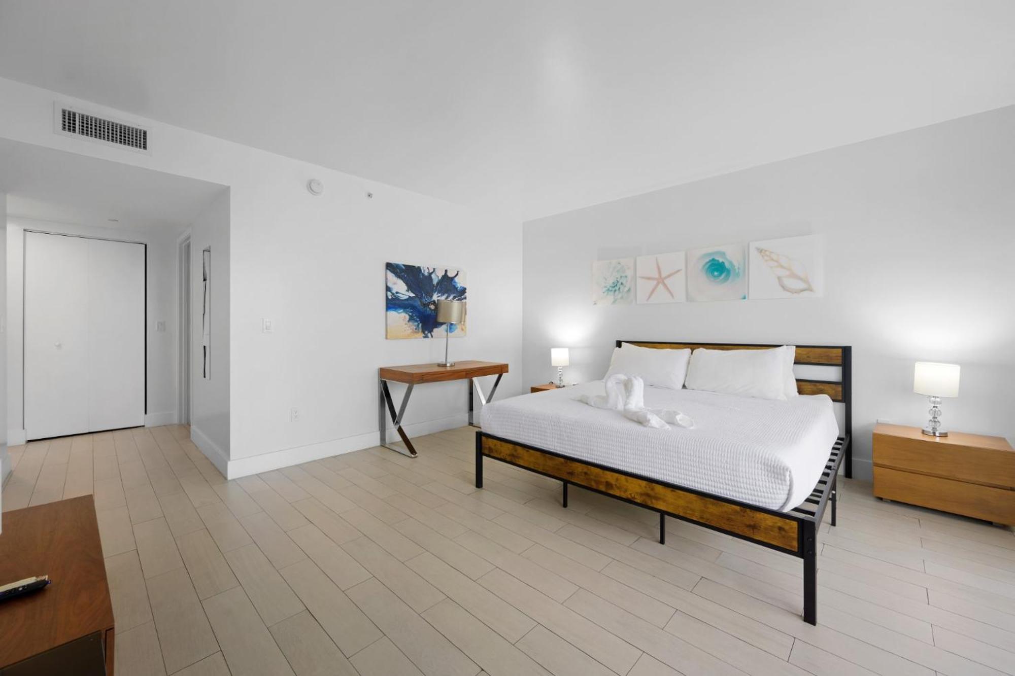 Hallandale Sky Water View Apartment