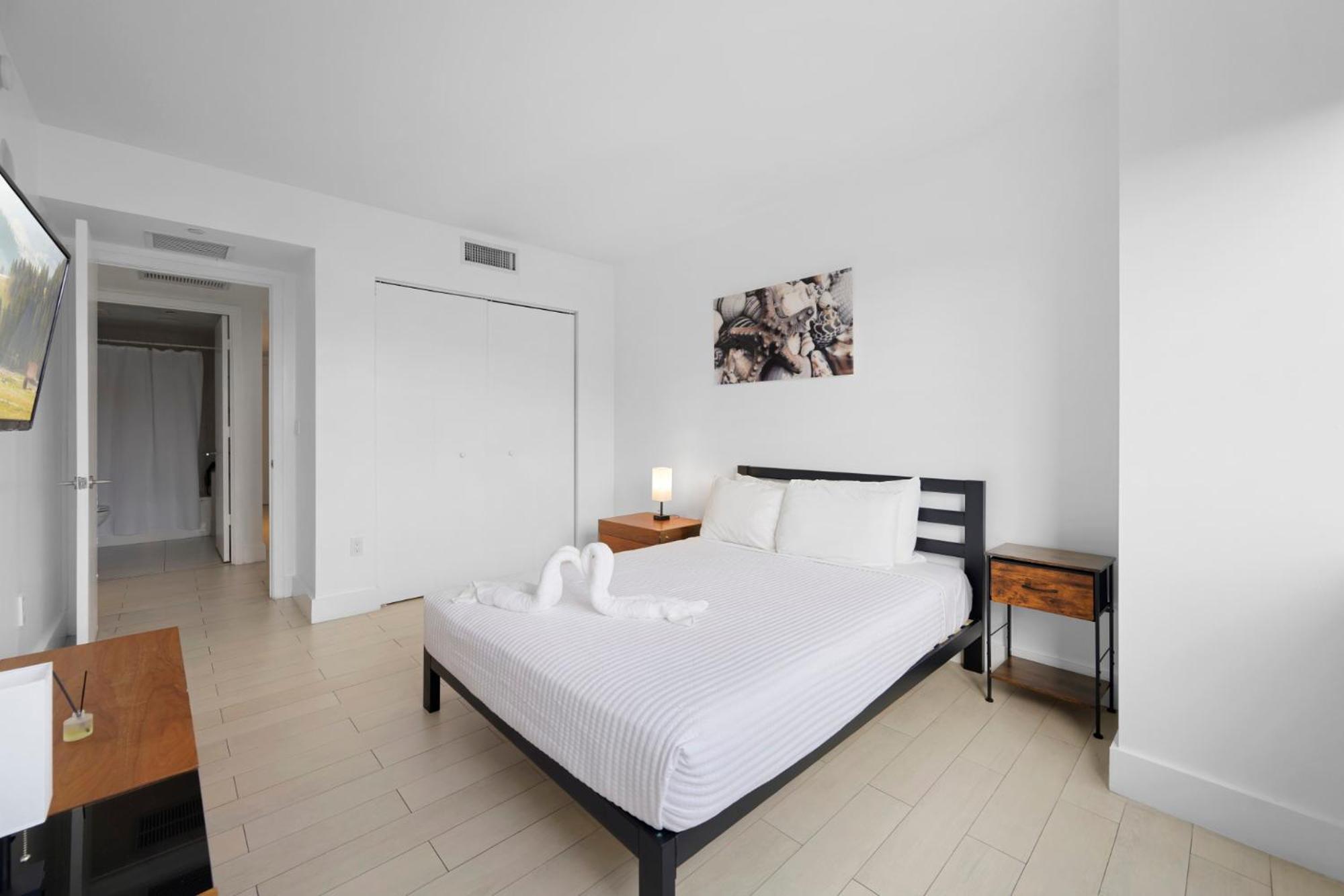 Hallandale Sky Water View Apartment