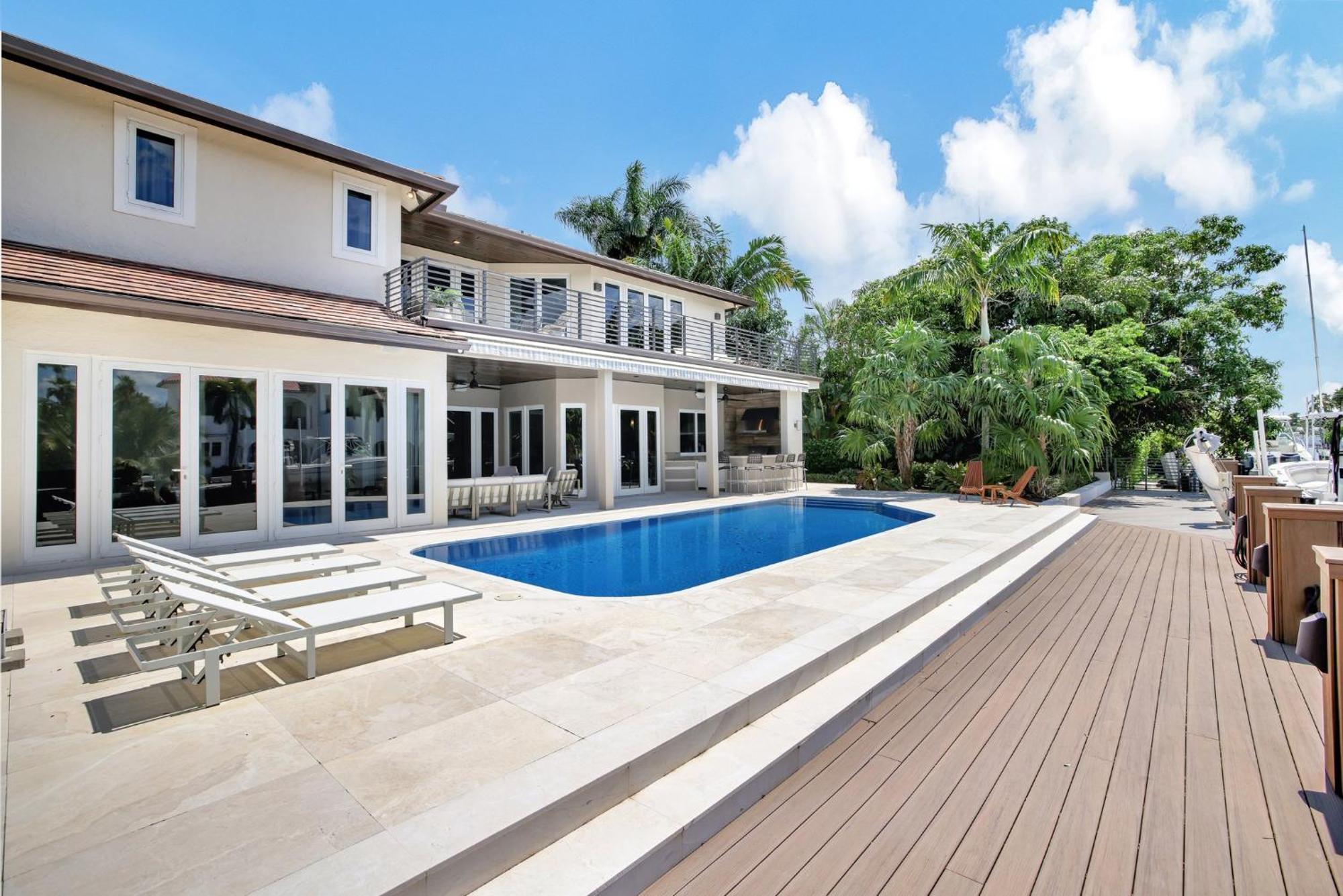 Elegant Waterfront Estate 6br- 6.5ba *
