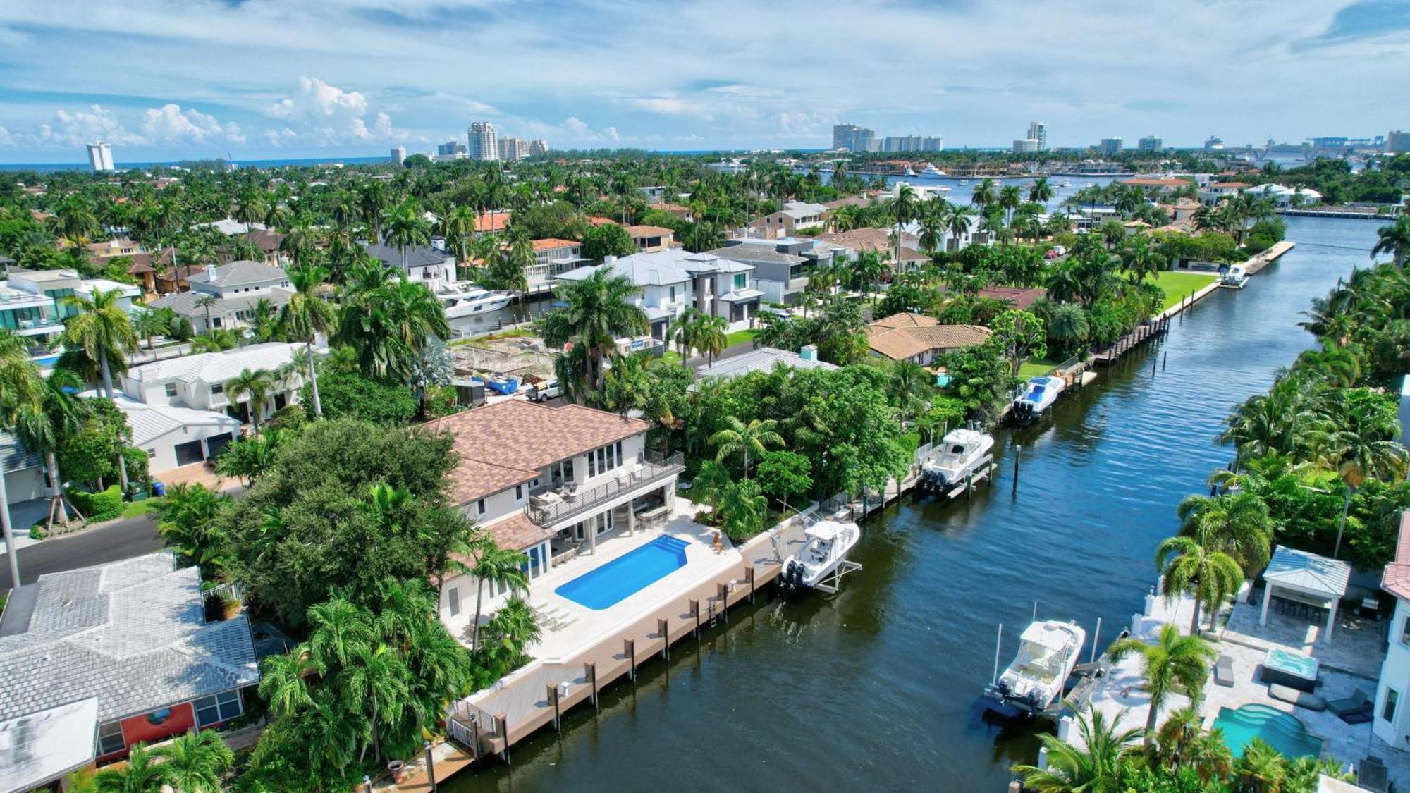 Elegant Waterfront Estate 6br- 6.5ba Holiday home *