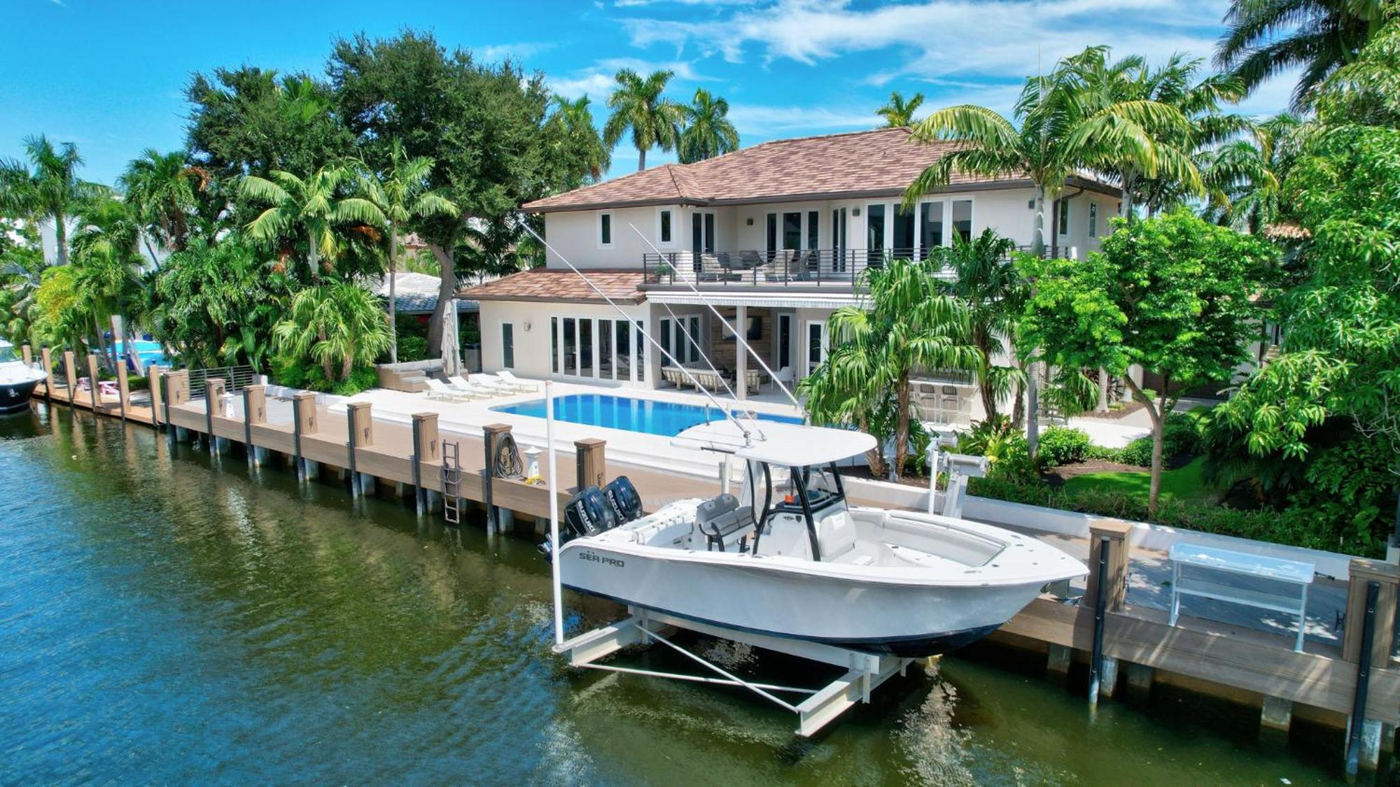 Holiday home Elegant Waterfront Estate 6br- 6.5ba *