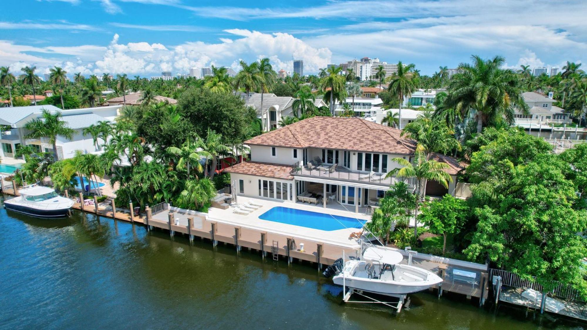 Holiday home Elegant Waterfront Estate 6br- 6.5ba *