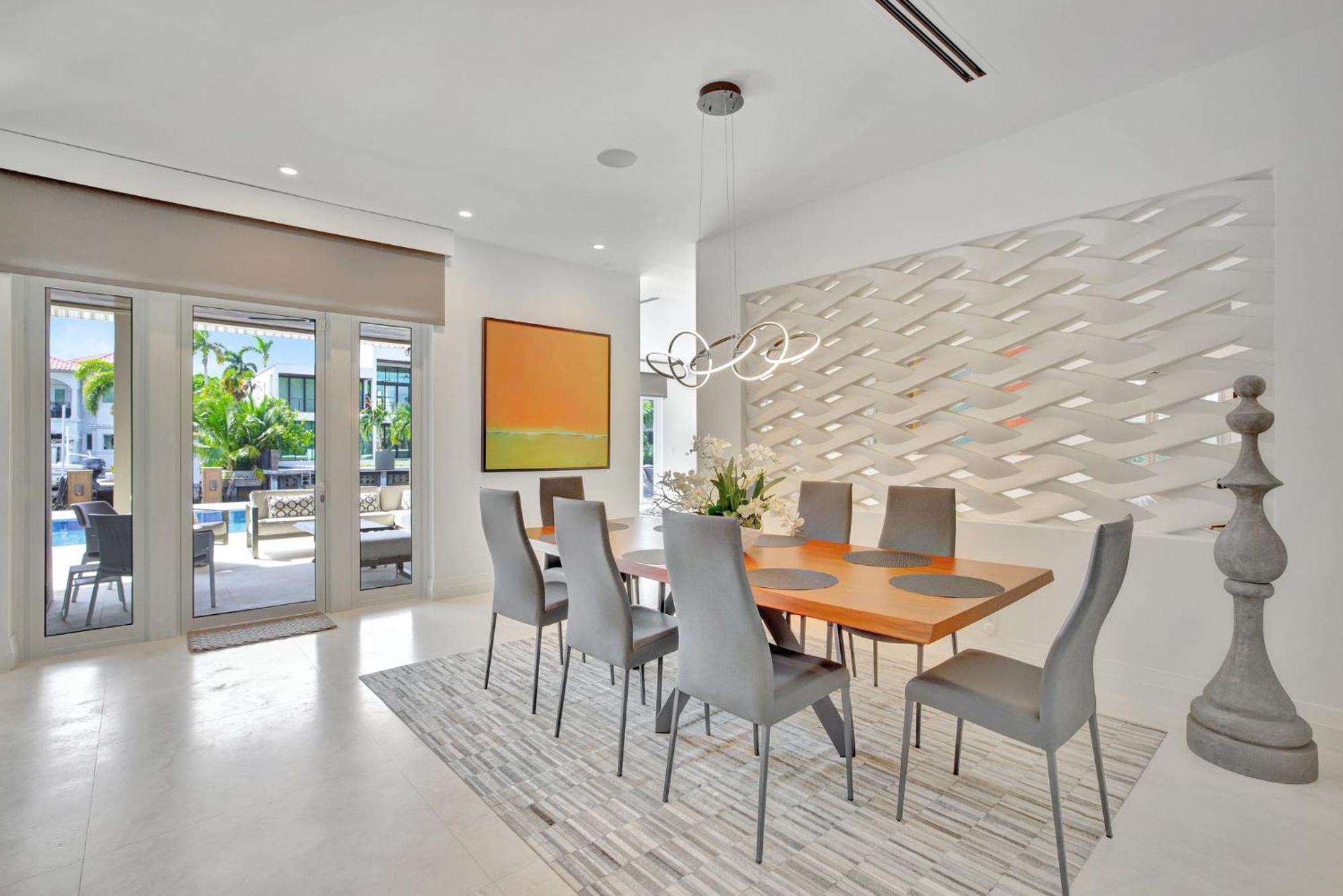Elegant Waterfront Estate 6br- 6.5ba Holiday home