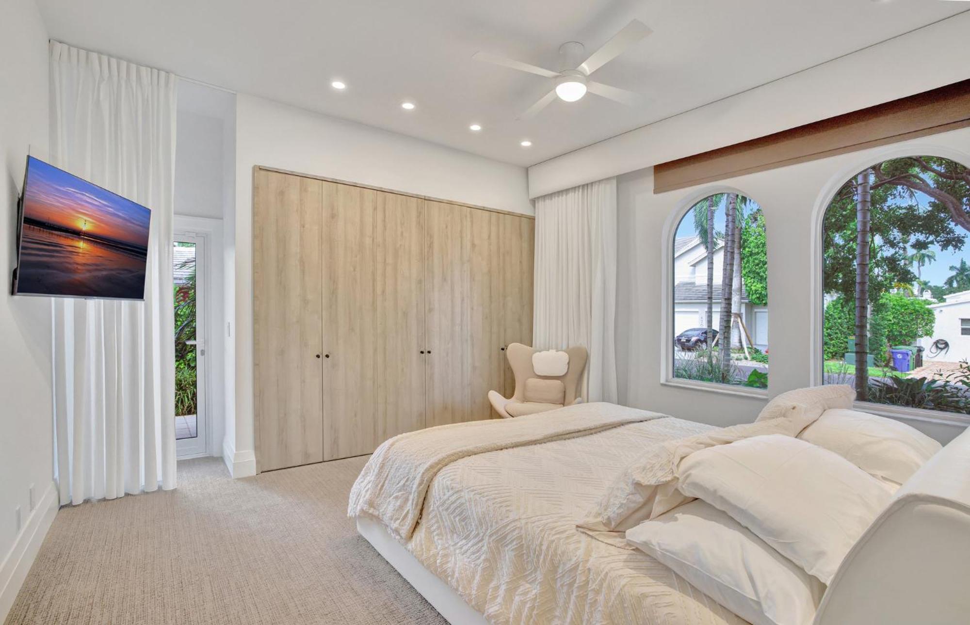 Elegant Waterfront Estate 6br- 6.5ba Holiday home