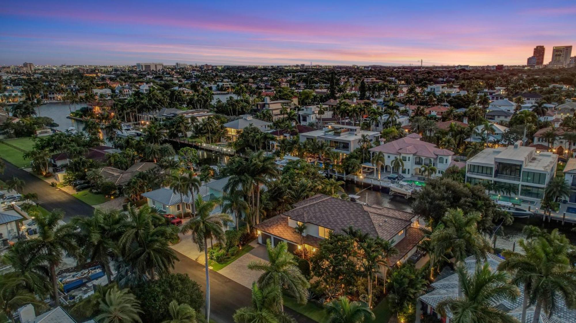 Elegant Waterfront Estate 6br- 6.5ba Holiday home