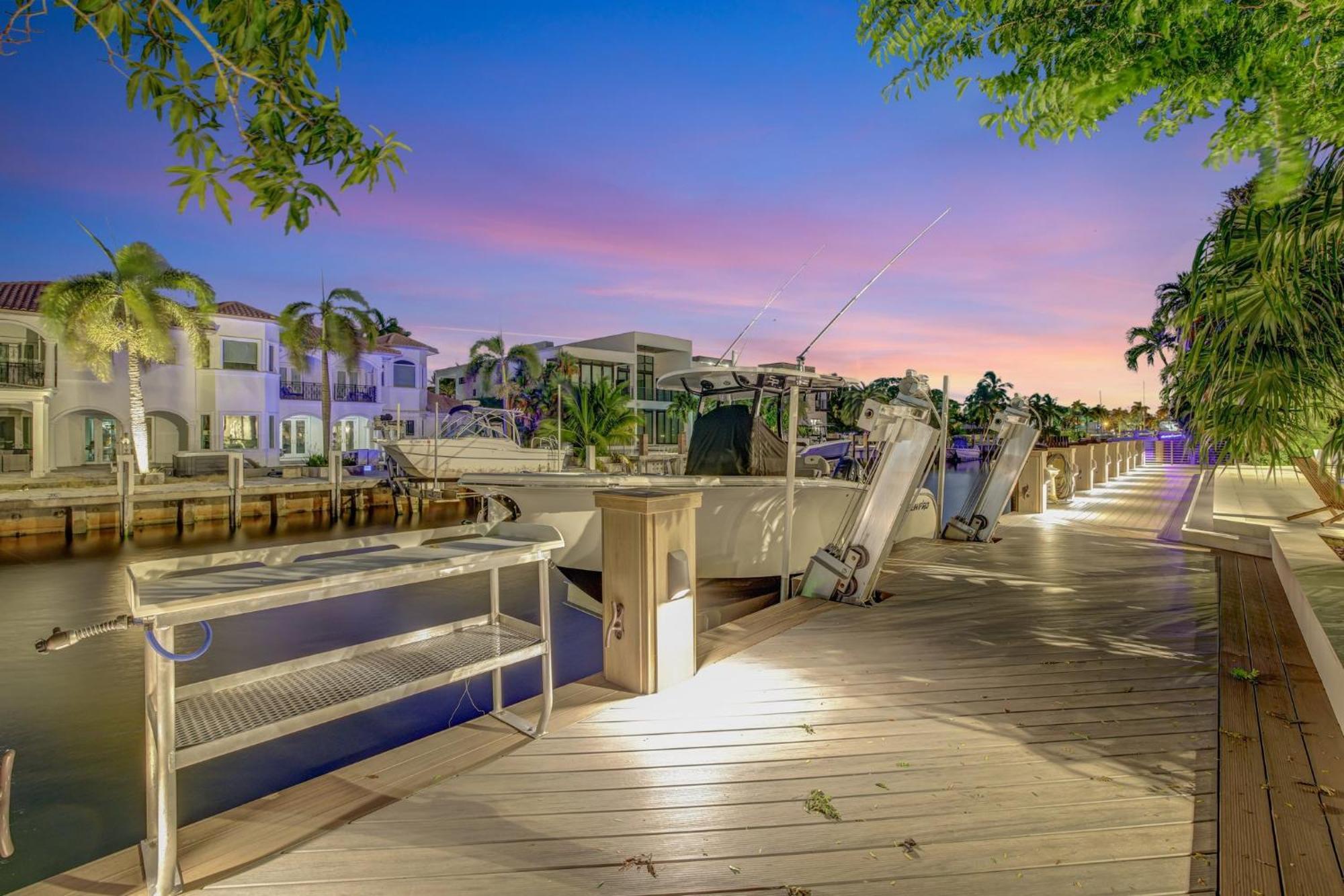 Elegant Waterfront Estate 6br- 6.5ba Holiday home *