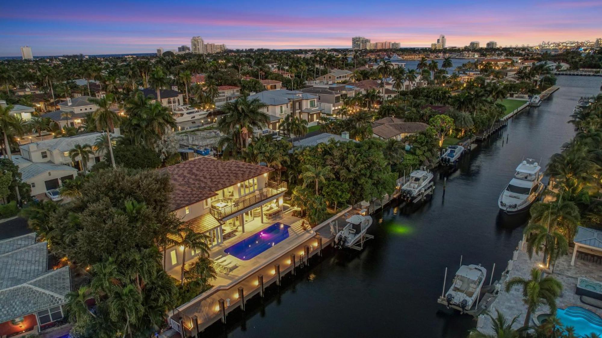 Holiday home Elegant Waterfront Estate 6br- 6.5ba *