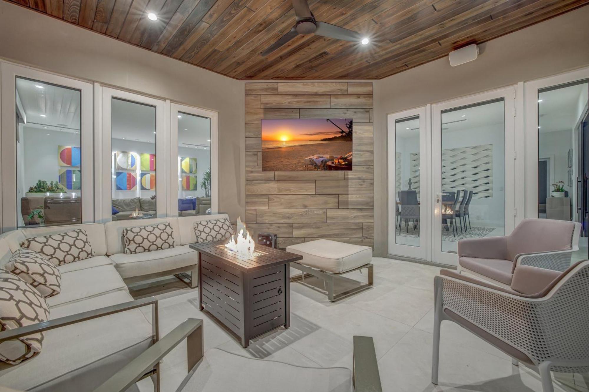 Holiday home Elegant Waterfront Estate 6br- 6.5ba