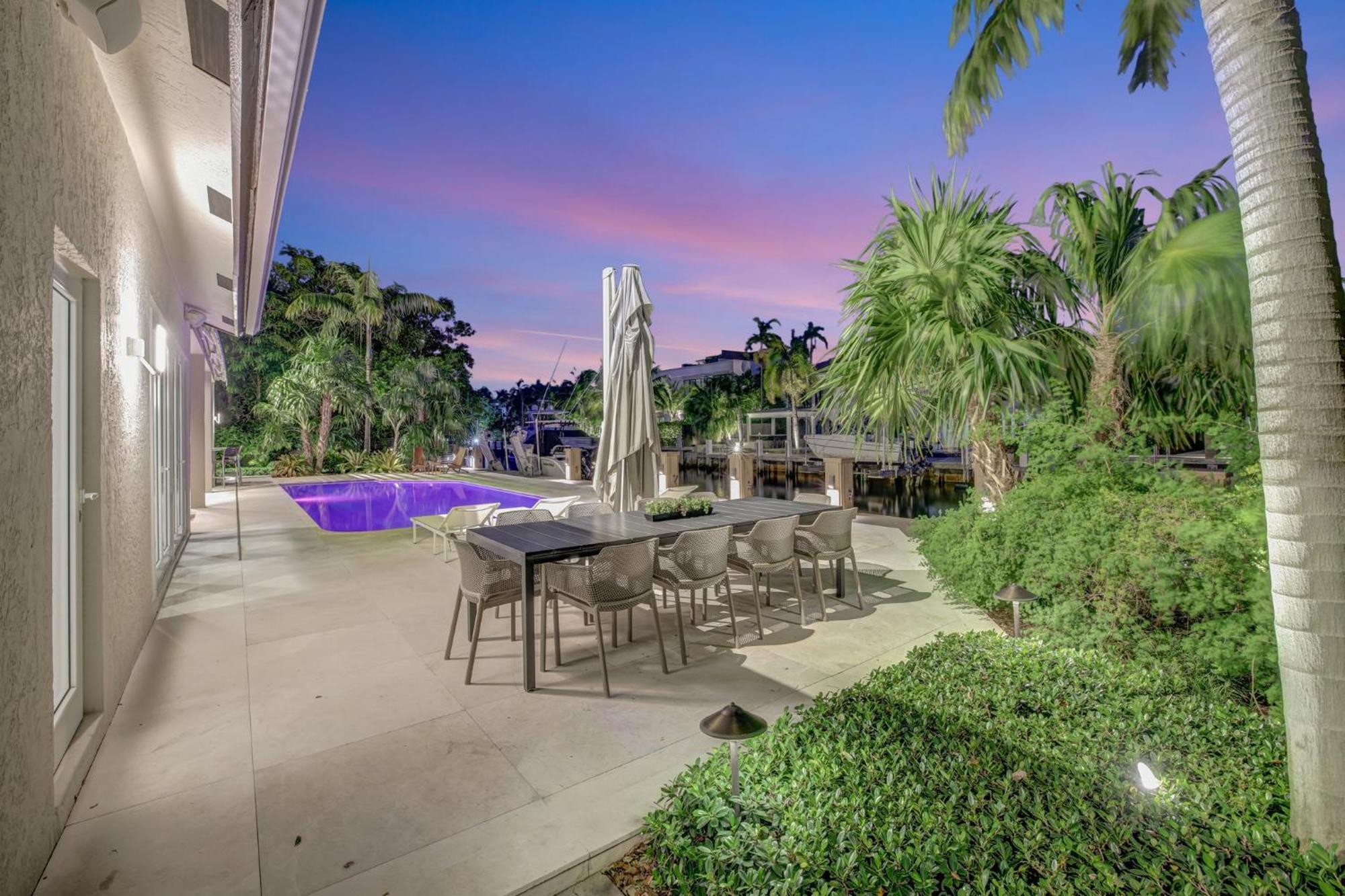Holiday home Elegant Waterfront Estate 6br- 6.5ba *