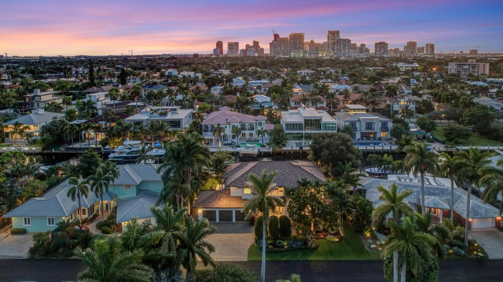Elegant Waterfront Estate 6br- 6.5ba *
