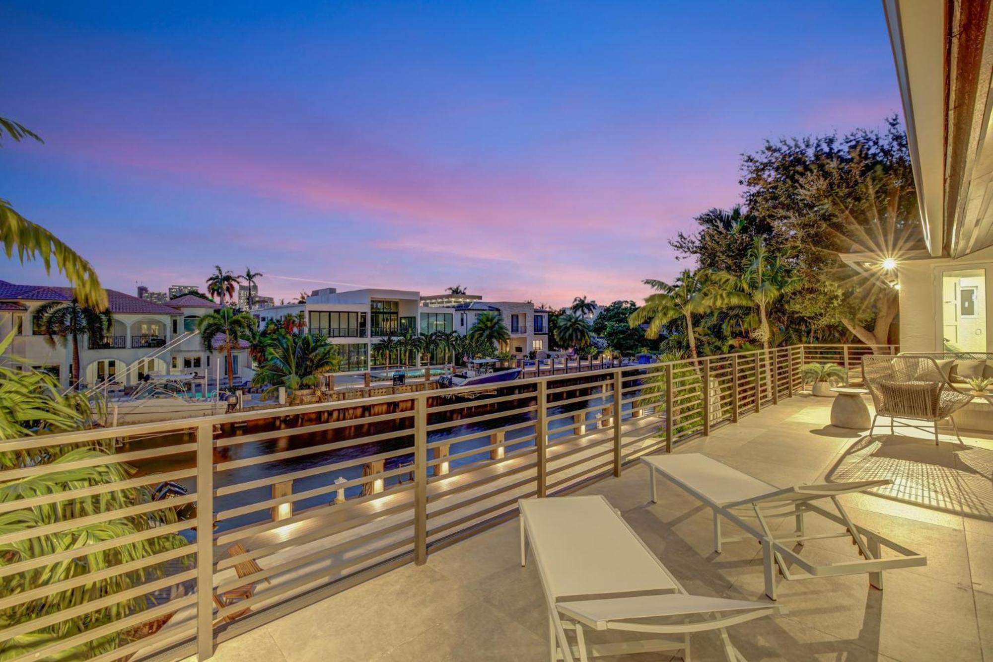 Holiday home Elegant Waterfront Estate 6br- 6.5ba