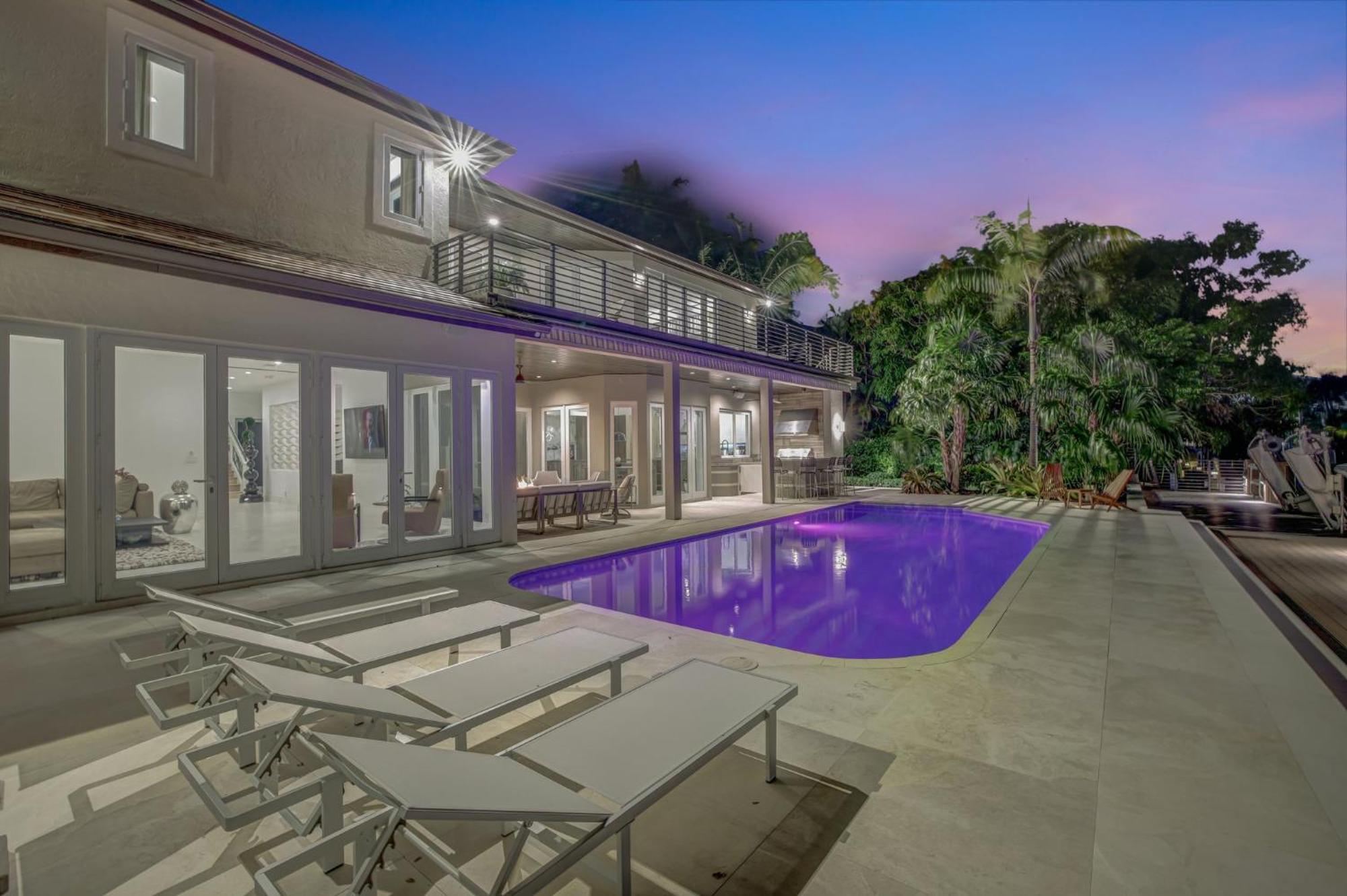 Holiday home Elegant Waterfront Estate 6br- 6.5ba *