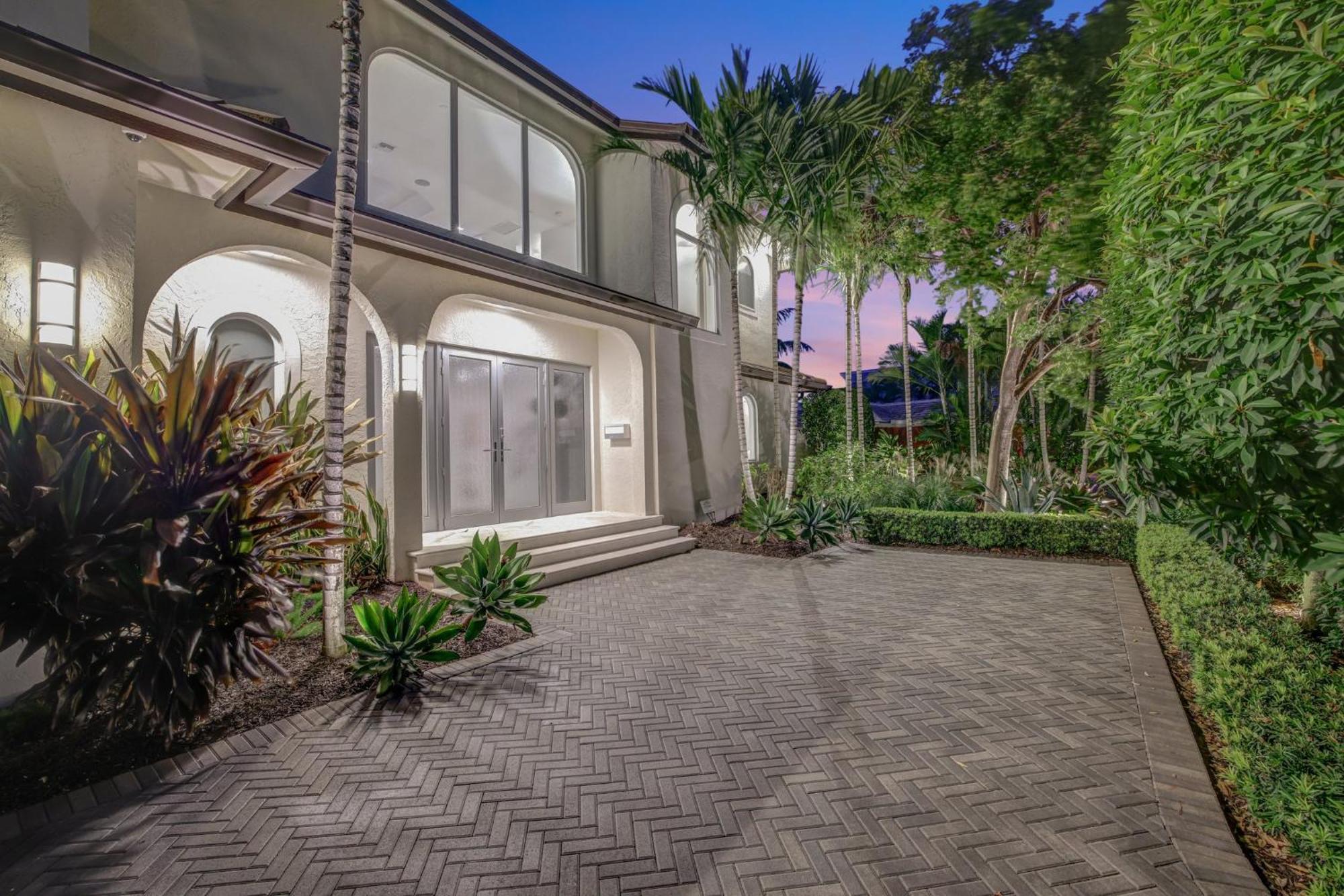 Elegant Waterfront Estate 6br- 6.5ba Holiday home *
