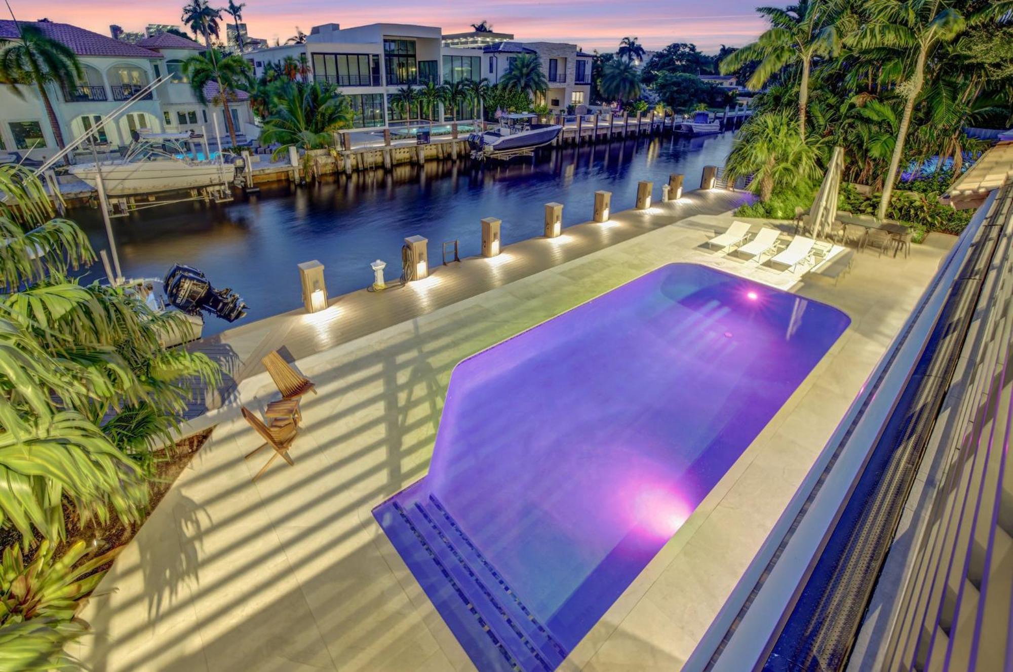 Elegant Waterfront Estate 6br- 6.5ba Holiday home