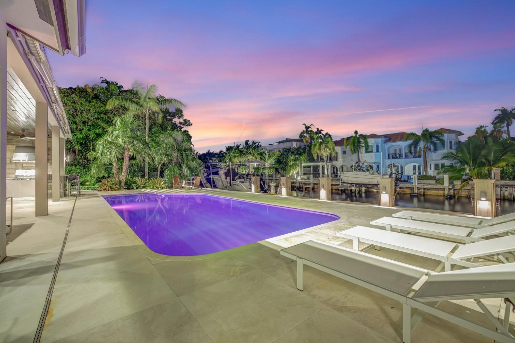 Holiday home Elegant Waterfront Estate 6br- 6.5ba