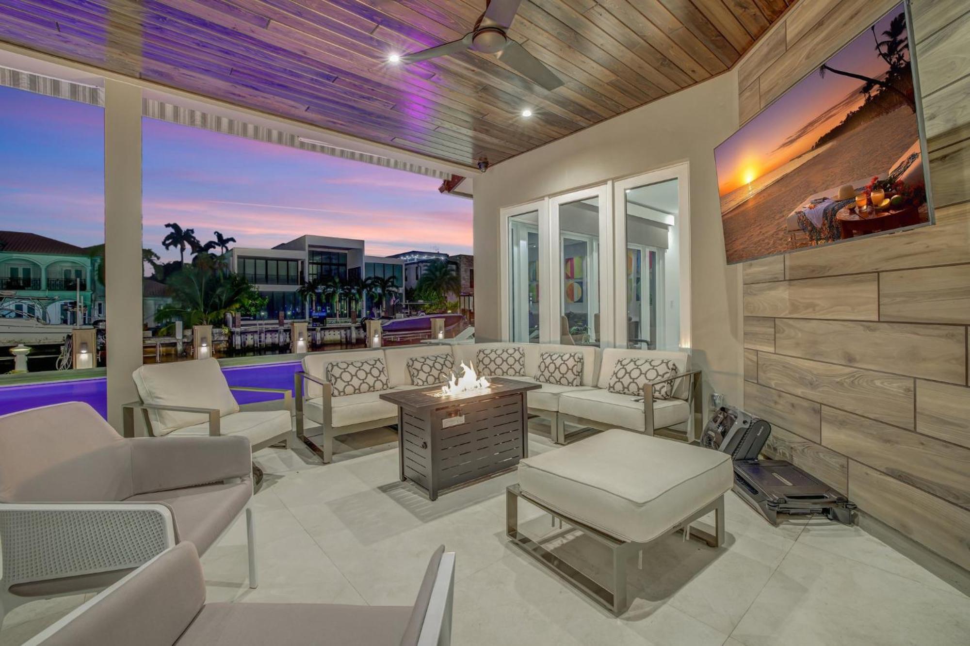 Elegant Waterfront Estate 6br- 6.5ba