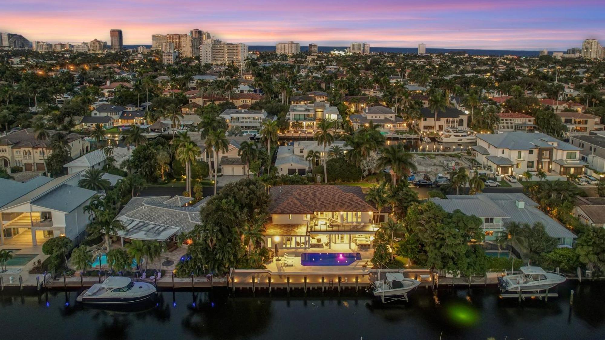 Holiday home Elegant Waterfront Estate 6br- 6.5ba